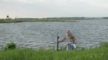 Aile, nesil, yaz tatili ve insanlar konsepti. Mutlu büyükbaba ve torun