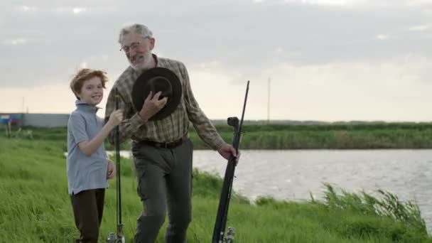 할아버지와 손자는 여름날해질 녘에 함께 고기를 잡으러 왔다 — 비디오