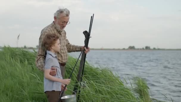 Opa en kleinzoon vis, zomervakantie met opa na school — Stockvideo