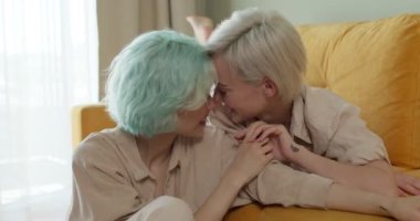 Kadın arkadaşlığı ve aşk konsepti, iki mutlu genç güzel kadın eğleniyor ve konuşuyor.