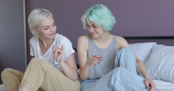 Jovem casal lésbico resolver conflito, maquiagem após briga, sentar-se na cama abraçando — Vídeo de Stock