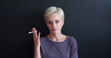 Tecrit edilmiş sigara içen genç bayana yeni elektronik sigara ve e-sigara teklif ediliyor.