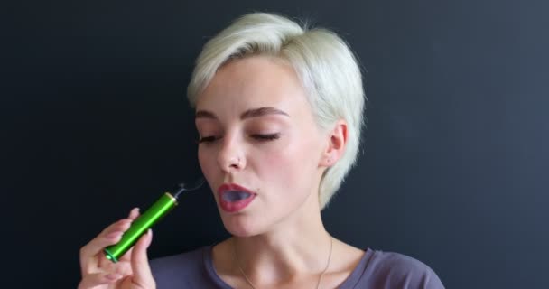 Новые электронные сигареты, электронная сигарета в женских руках, короткошерстная женщина, курящая — стоковое видео