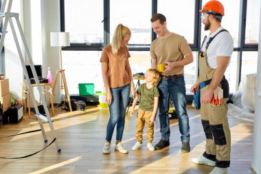 Yeni evde oğlu olan harika bir çift tamirciyle konuşmaya geldi.