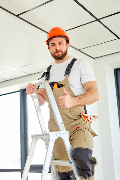 Contratante reparador profissional confiante trabalhando no painel de teto aéreo — Fotografia de Stock