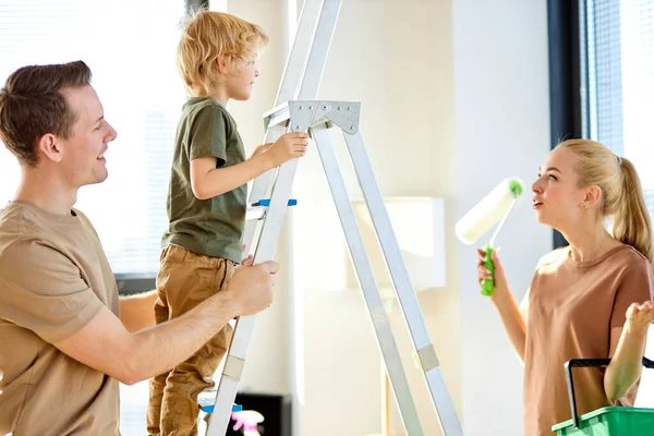 Família renovar casa, pintura teto juntos em novo apartamento, criança com pais — Fotografia de Stock