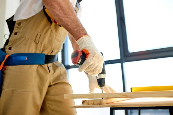 Close-up mãos de Handyman aparafusar madeira usando broca, Diy em casa conceito — Fotografia de Stock