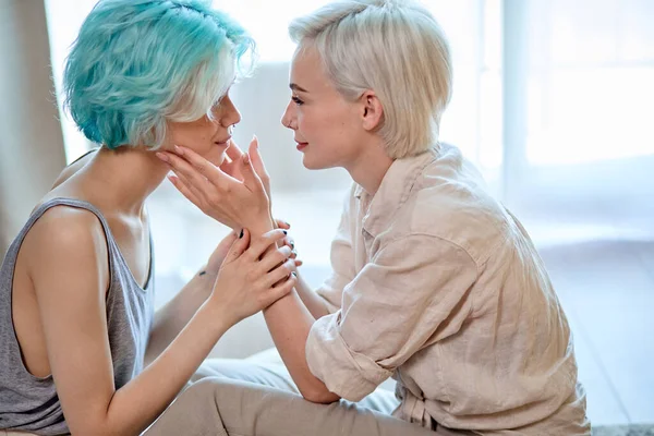 Vue latérale des dames caucasiennes couple lesbien parler d'amour, se toucher — Photo