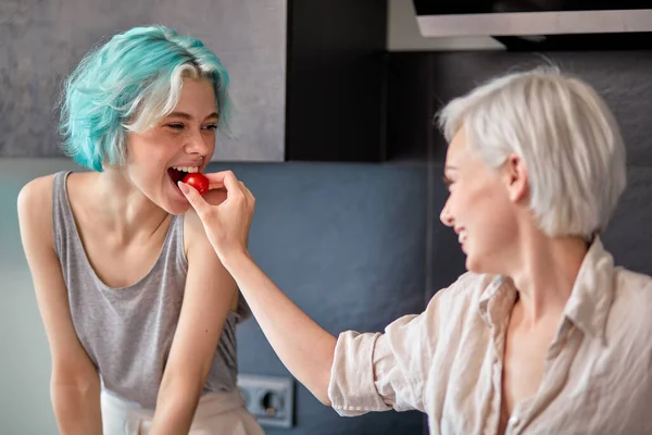 Vue de côté portrait de belle famille mignon couple lesbien dans la cuisine à la maison — Photo