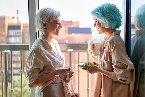 Side View Porträtt av två upphetsade vita damer Lesbiska par att äta, dricka kaffe — Stockfoto