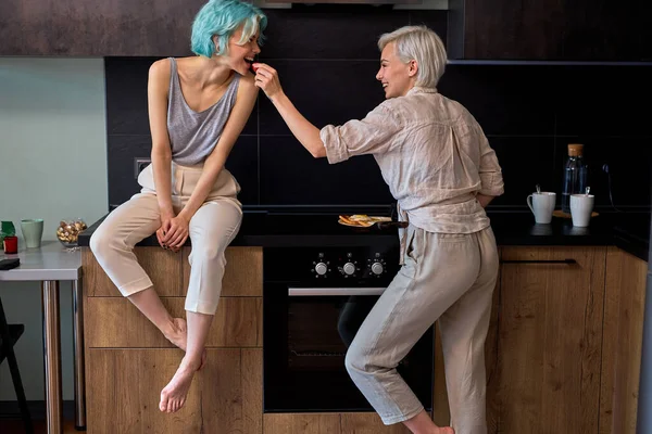 Vue latérale Portrait De Jeune Joyeux Couple Lesbienne Mignon Famille Dans La Cuisine À La Maison — Photo