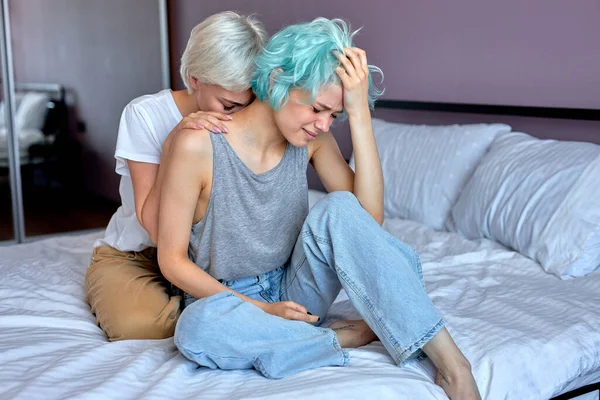 Caucásico lesbianas pareja tratando de compensar después de discutir en la cama en el dormitorio — Foto de Stock