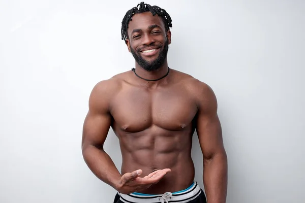 Αθλητής νεαρός αφρο-Αμερικανός άνδρας με όμορφο κορμό, απομονωμένος σε λευκό φόντο — Φωτογραφία Αρχείου