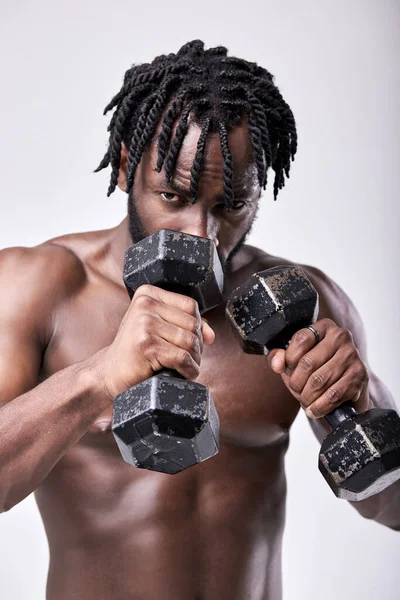 Atleta bem construído magro se preparando para o treinamento, close-up retrato, segurando halteres — Fotografia de Stock