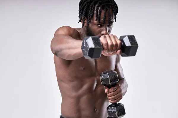 Técnica de fazer um exercício com halteres de muscular forte desportista africano — Fotografia de Stock