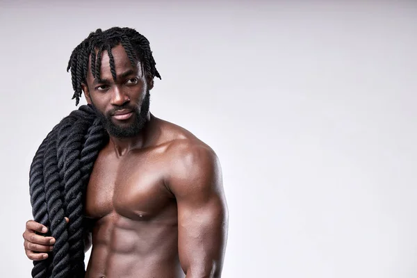 Σίγουρος Αφρικανός με γυμνό στήθος, μυώδης αθλητής, απομονωμένος σε λευκό φόντο. — Φωτογραφία Αρχείου