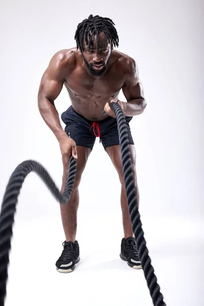 Full-length retrato de jovem afro-americano cara com nu torso exercício — Fotografia de Stock