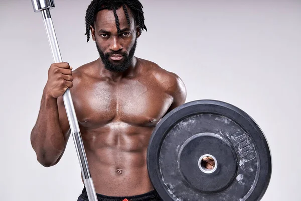 Entrenar para ser el mejor. Un bíceps perfecto. africano sin camisa deportista celebración barbell — Foto de Stock