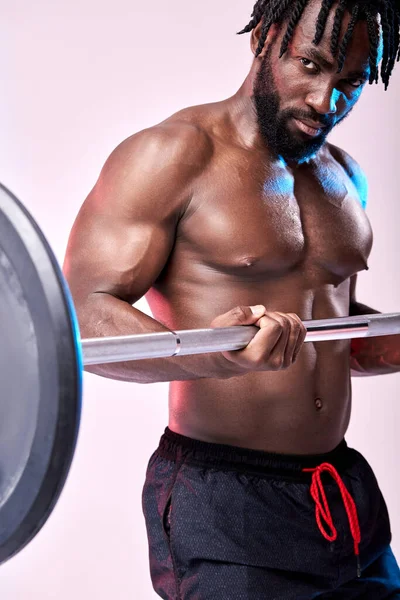 Retrato de visão lateral do homem atlético, modelo de aptidão atleta cross fit mostrando corpo perfeito — Fotografia de Stock