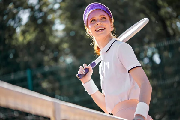 Αθλητισμός, αναψυχή και οι άνθρωποι έννοια. ευτυχισμένη γυναίκα με ρακέτα παίζοντας τένις στο πάρκο του καλοκαιριού — Φωτογραφία Αρχείου