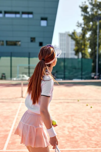 Πίσω όψη για όμορφη νεαρή γυναίκα σε σέξι αθλητικά παίζοντας τένις στο πάρκο της πόλης — Φωτογραφία Αρχείου