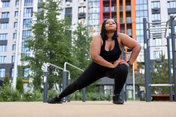 Şişko Afro-Amerikan Kadın yazın şehirde hamleler yapıyor, açık havada antrenman yapıyor.. — Stok fotoğraf