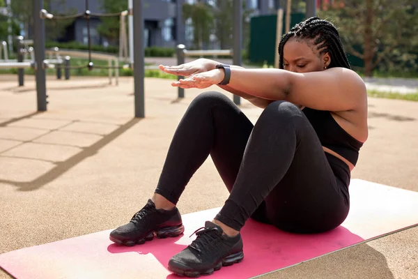 beautiful sporty woman woman doing exercises, pumping belly press