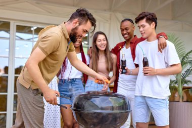 Irklar arası genç arkadaşlar sohbet ediyor, tatilleri birlikte geçiriyorlar.