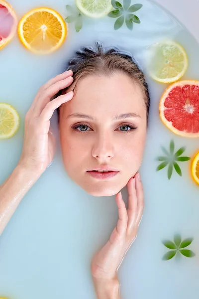 Pihenés, pihenés a hétvégén reggel. Top nézet a női élvező fürdő gyümölcsökkel — Stock Fotó