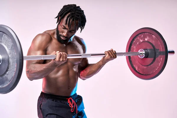 Muscular masculino levanta o peso mostrando poder e força, determinação, homem motivado — Fotografia de Stock