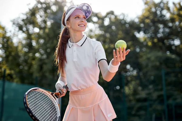 Πορτρέτο του θετικού καυκάσιου παίκτη τένις στο γήπεδο κατά τη διάρκεια του παιχνιδιού κατά τη θερινή ημέρα — Φωτογραφία Αρχείου