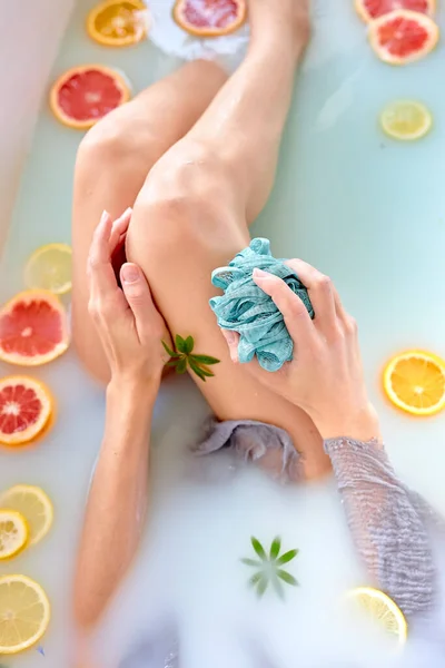 Vista superior sobre mulher bonita cortada desfrutando em ambientes fechados spa de luxo com frutas cítricas — Fotografia de Stock