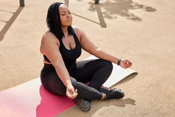 Güzel Afrikalı Kadın Meditasyonu 'nun yan görüntüsü, Sakin olun, Yogaya dalın — Stok fotoğraf