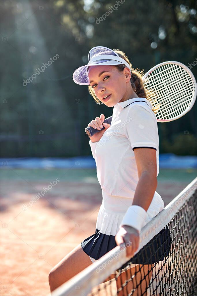 Estas listo para jugar Retrato de mujer hermosa sexy en ropa deportiva con raqueta de tenis Foto de stock romanchazov27 505217364