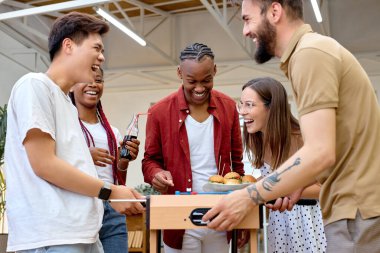 Olumlu arkadaşlar arka bahçede barbekü partisi veriyor, masa futbolu oynuyor ve eğleniyorlar.