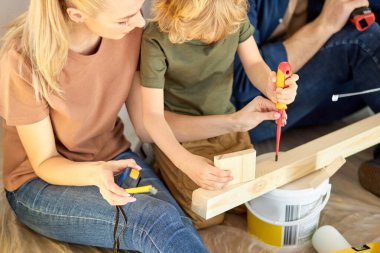 İlgilenen ebeveynler küçük çocuğa tamir etmeyi, alet edevat kullanmayı, hobilerini öğretiyor.