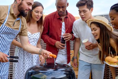 Bir grup arkadaş barbekü yapmaya, eğlenmeye, hafta sonlarının tadını çıkarmaya gidiyorlar.