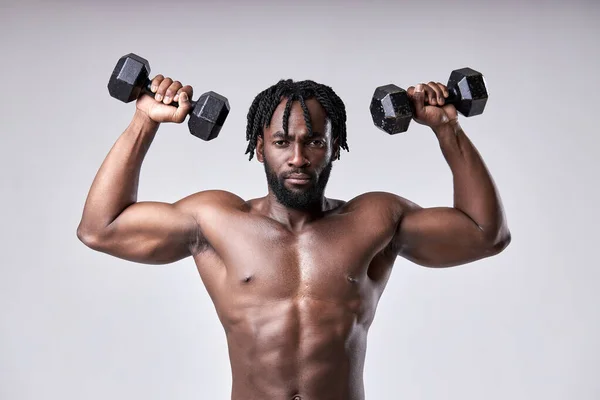 Jóképű erős fiatal srác testépítő afrikai megjelenés csinál gyakorlatokat — Stock Fotó