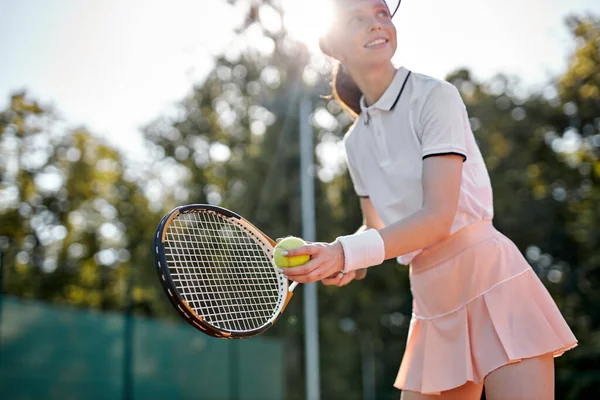 Γυναίκα με αθλητικά να παίζει τένις. Τουρνουά. Αθλητική γυναίκα με φούστα κοιτάζοντας στο πλάι — Φωτογραφία Αρχείου