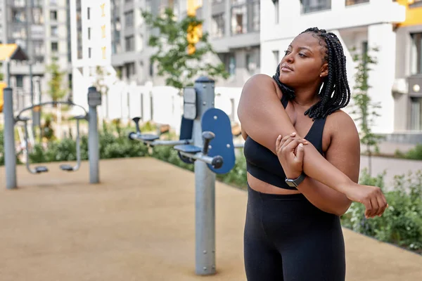 Güzel Afrikalı aşırı kilolu genç kadın dışarıda spor yapıyor. Şişman kadın antrenman yapıyor. — Stok fotoğraf