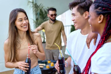 Bir grup öğrenci arka bahçedeki terasta dinleniyor. iyi ve olumlu duygular