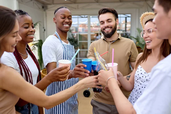 Amigos felizes comemorando aniversário com limonada na natureza ao ar livre. Jovens que bebem — Fotografia de Stock