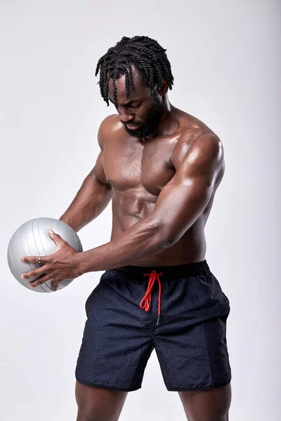 Bola exercício negro afro atleta homem. Treino de abdominais. atleta fitness trabalhando fora — Fotografia de Stock