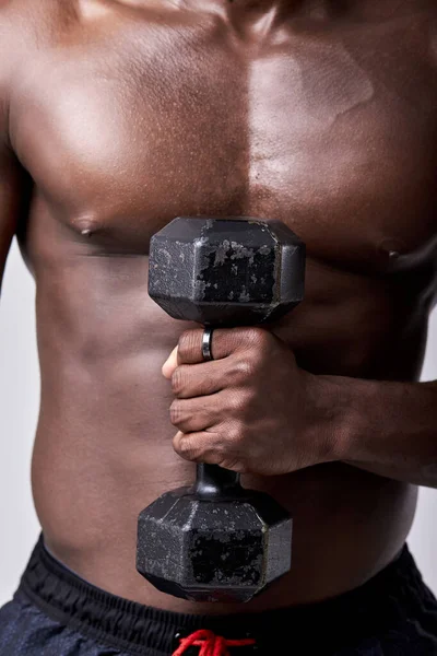 Muscular Africano levantador de energia masculino posando com halteres isolados em branco — Fotografia de Stock