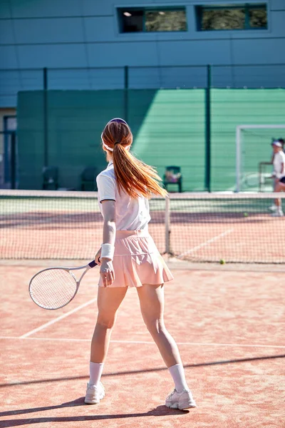 Θέα από πίσω Στο Slim Woman παίζοντας τένις και προετοιμασία για τον αθλητικό διαγωνισμό. — Φωτογραφία Αρχείου