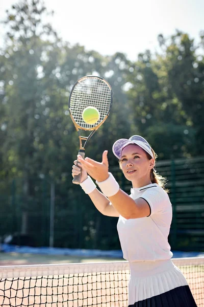 Όμορφη γυναίκα που παίζει τένις. Πορτρέτο της όμορφης αθλήτριας με ρακέτα τένις — Φωτογραφία Αρχείου