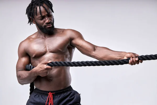 Magabiztos afro-amerikai sportoló húzza kereszt fit kötél elszigetelt fehér háttér — Stock Fotó