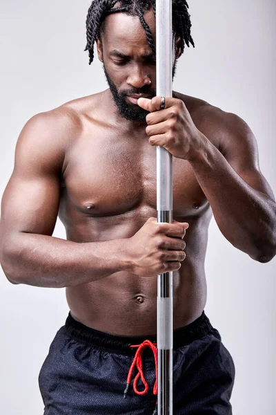 Entrenar para ser el mejor. Un bíceps perfecto. equipo de fitness y deporte. deportista negro — Foto de Stock