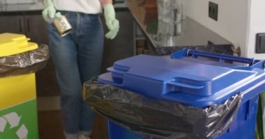 Plastik ve Kağıt Geri Dönüşümü. Milenyum Kadını Teneke Kutuya Geri Dönüşüm İçin Fırlatıyor