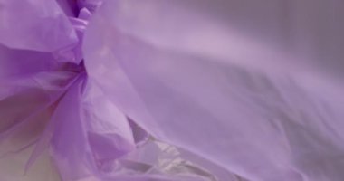 Çevre dostu güzel bir bayan plastik şişe fırlatırken çöp torbasının içinden manzara